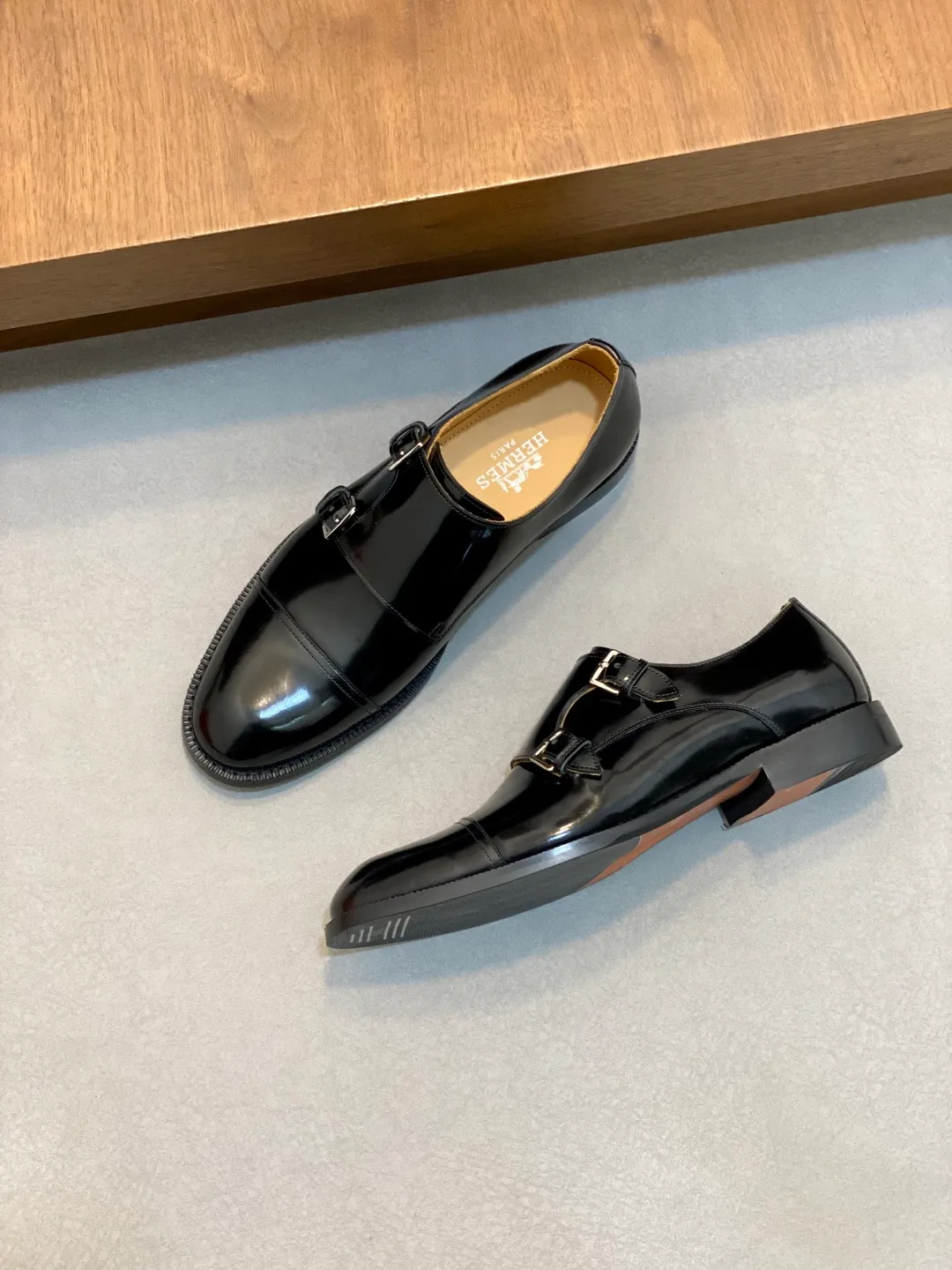 Men's shoes 💰780 HERMES/Hermès GAME slip-on loafers. These loafers are made of matte frosted calfskin. They are equipped with functional Kelly shoe buckles to easily create a fashionable urban style. They are equipped with genuine leather welts and lightweight grooved rubber foam outsole. They have genuine calfskin lining and silk-screen logo feet. They are slip-on design. They are novel and fashionable, with a handsome upper. Comes with a dust bag in the original box! Size: 39-40-41-42-43-44 standard leather shoe size (38/45 can be customized but does not support returns)